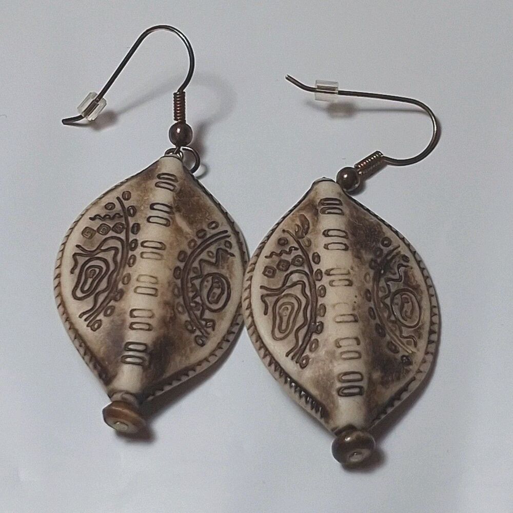 ​VINTAGE BOHEMIAN CARVED LOOK DROP HOOK EARRINGS TRIBAL ETHNIC STATEMENT BROWN